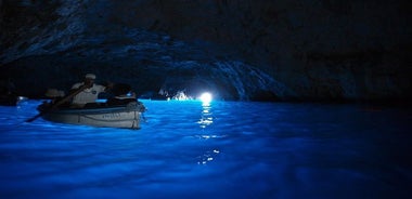 Excursion d'une journée en bateau en petit groupe à la grotte bleue de Capri au départ de Sorrente