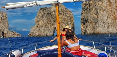 Tour Privado en el Gozzo Clásico: Descubriendo Capri 3 horas