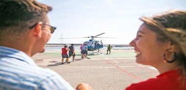 Tour privato a piedi di Barcellona con volo in elicottero e tour in barca