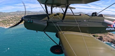 Neuer Doppeldecker fliegt tief über die Bucht von Marseille und wunderschöne Calanques.