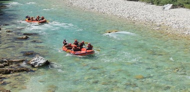 Rafting en aguas bravas en el río Soca