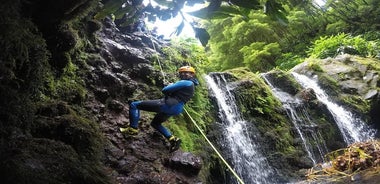 Ribeira dos Caldeirōes 자연 공원에서 협곡 타기