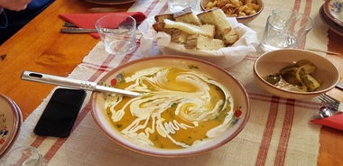 Cena biologica fatta in casa per piccoli gruppi in un villaggio di Brasov