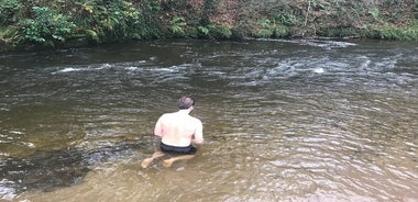 Sauna a legna e bagno di acqua fredda nel fiume