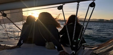 Barcelona Sunset Cruise með léttum snakki og opnum bar