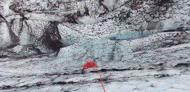 Eisklettern und Gletscherwandern in kleiner Gruppe in Solheimajökull