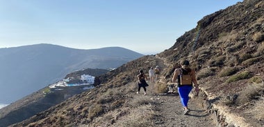 Santorini: tour a piedi al tramonto nella Caldera con degustazione