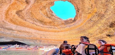 Paseo en barco a las cuevas de Benagil y Praia da Marinha