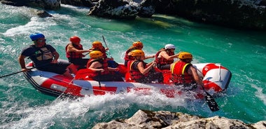 Wildwasser-Rafting auf dem Fluss Soča in Bovec, Slowenien