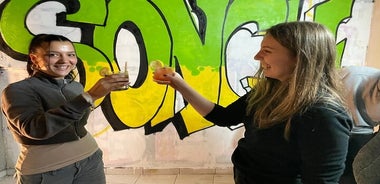 Fai graffiti e bevi cocktail: sorseggia e spruzza con la gente del posto