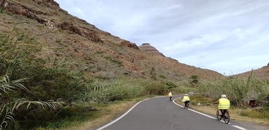 原住民洞穴中的电动自行车山地之旅可选小吃