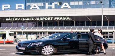 Trasferimento privato dagli arrivi dell'aeroporto di Praga e tour a piedi di mezza giornata della città