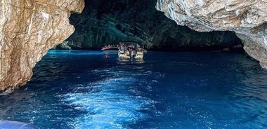 Excursion en hors-bord dans la grotte bleue au départ de Kotor