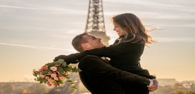 Sesión de fotos profesional guiada privada junto a la Torre Eiffel