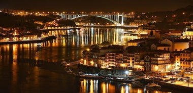 Tour nocturno de Porto Heritage con espectáculo de fado y cena incluida