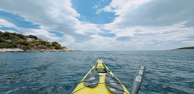 Excursion d'une demi-journée en kayak depuis la ville de Hvar