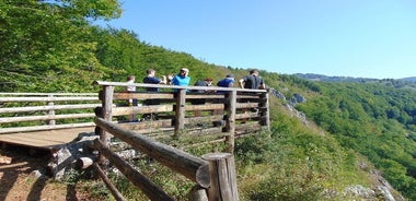 Cueva, camine, ande en bicicleta y explore los Cárpatos occidentales, Transilvania, Rumania