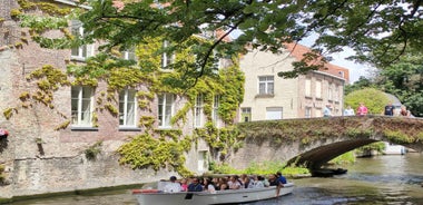 Bruges: Small Group Boat Cruise and Guided Walking Tour