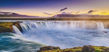 Cascada de Godafoss y baños geotérmicos desde el puerto de Akureyri