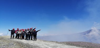 エトナ火山：南側のガイド付き山頂ハイキングで標高 3,340 メートルへ