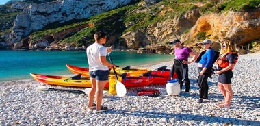 Granadella Kayakferð til Cala en Calo, Cova Llop Mari, og Cala Ambolo