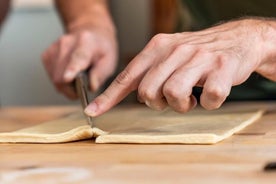 Clase de repostería para grupos pequeños de Paris Croissant con un chef