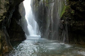 Trekking partagé de 5 heures sur la rivière dans les gorges de Kourtaliotiko