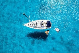 Tour di un'intera giornata in barca a vela a Kleftiko e Laguna Blu con pranzo