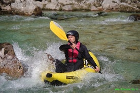 Siediti in cima al viaggio in kayak