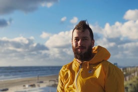 在阿姆斯特丹附近的赞德沃特（Zandvoort）海滩上与当地人一起享受一日游