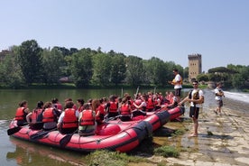 Rafting no rio Arno em Florença sob os arcos de Pontevecchio