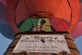 Voo de balão de ar quente ao nascer do sol no Algarve