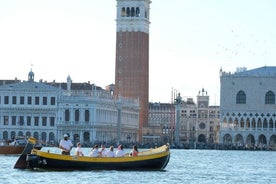 Croisière à Venise au coucher du soleil, en bateau vénitien typique