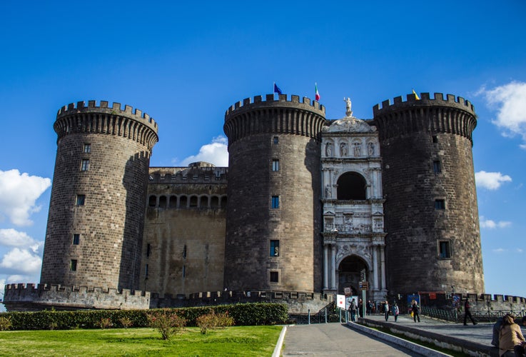 Photo of Maschio Angioino Castle in Naples during a sunny sunrise.