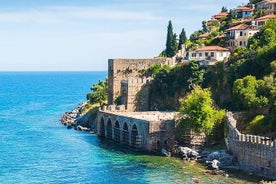 Gita in barca ad Alanya alla spiaggia e alle grotte di Cleopatra