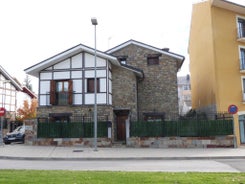 Casa con jardín frente ciudadela