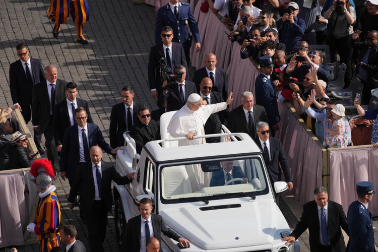Papa_León_XIV_nel_Papamóvil.jpg