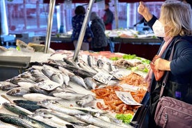 Excursão no horário do almoço com comida e vinho no Mercado Rialto de Veneza