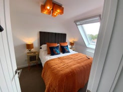 THE HIDEAWAY - LUXURY SELF CATERING COASTAL APARTMENT with PRIVATE ENTRANCE & KEY BOX ENTRY JUST A FEW MINUTES WALK TO THE BEACH, SOLENT WAY WALK, SHOPS and many EATERIES & BARS - FREE OFF ROAD PARKING, FULL KITCHEN, LOUNGE, BEDROOM , BATHROOM & WI-FI