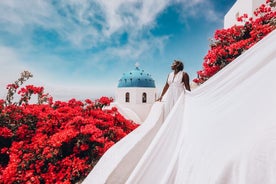 Vliegende jurkfotoshoot in Santorini met hotelovername