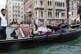 Paseo privado en góndola con serenata en Venecia