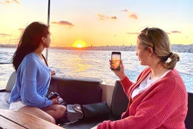 Crociera in yacht di lusso al tramonto a Istanbul con snack e guida dal vivo