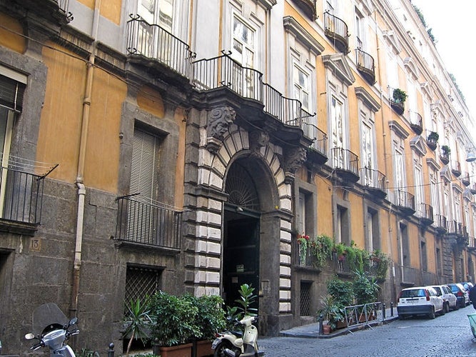 799px-Napoli_-_Palazzo_Serra_di_Cassano_(ingresso).jpg