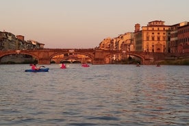 Caiaque no rio Arno em Florença sob os arcos de Pontevecchio