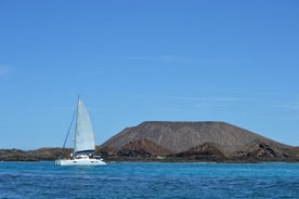 Experiencia Exclusiva en Catamarán a Vela a Isla de Lobos con almuerzo y bebidas