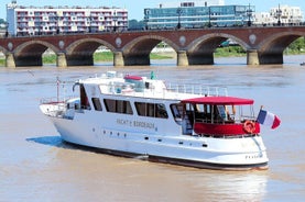 Croisière Commentée Prestige verre de vin et Canelé à Bordeaux