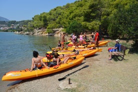 Epidavros kayak de mar en la antigua ciudad hundida, pequeño teatro antiguo