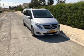 Privat overførsel fra Larnaca lufthavn til Coral Bay i minivan i 7-sæders taxa