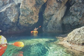 Excursão de caiaque e snorkel nas falésias de Maro Cerro Gordo