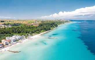 Photo of aerial view of waterfront view to the most popular village of Kallithea. It is located in the first peninsula of Halkidiki, Greece.